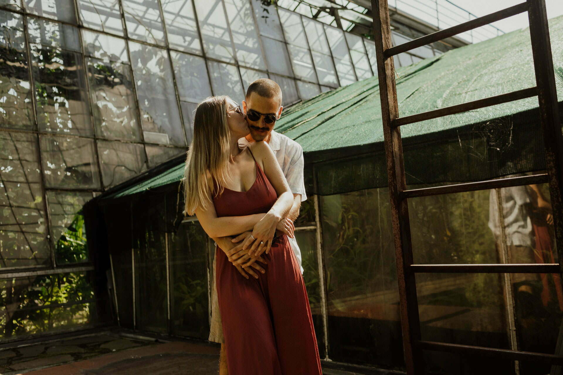 sesja plenerowa zakochanych w ogrodzie botanicznym UJ