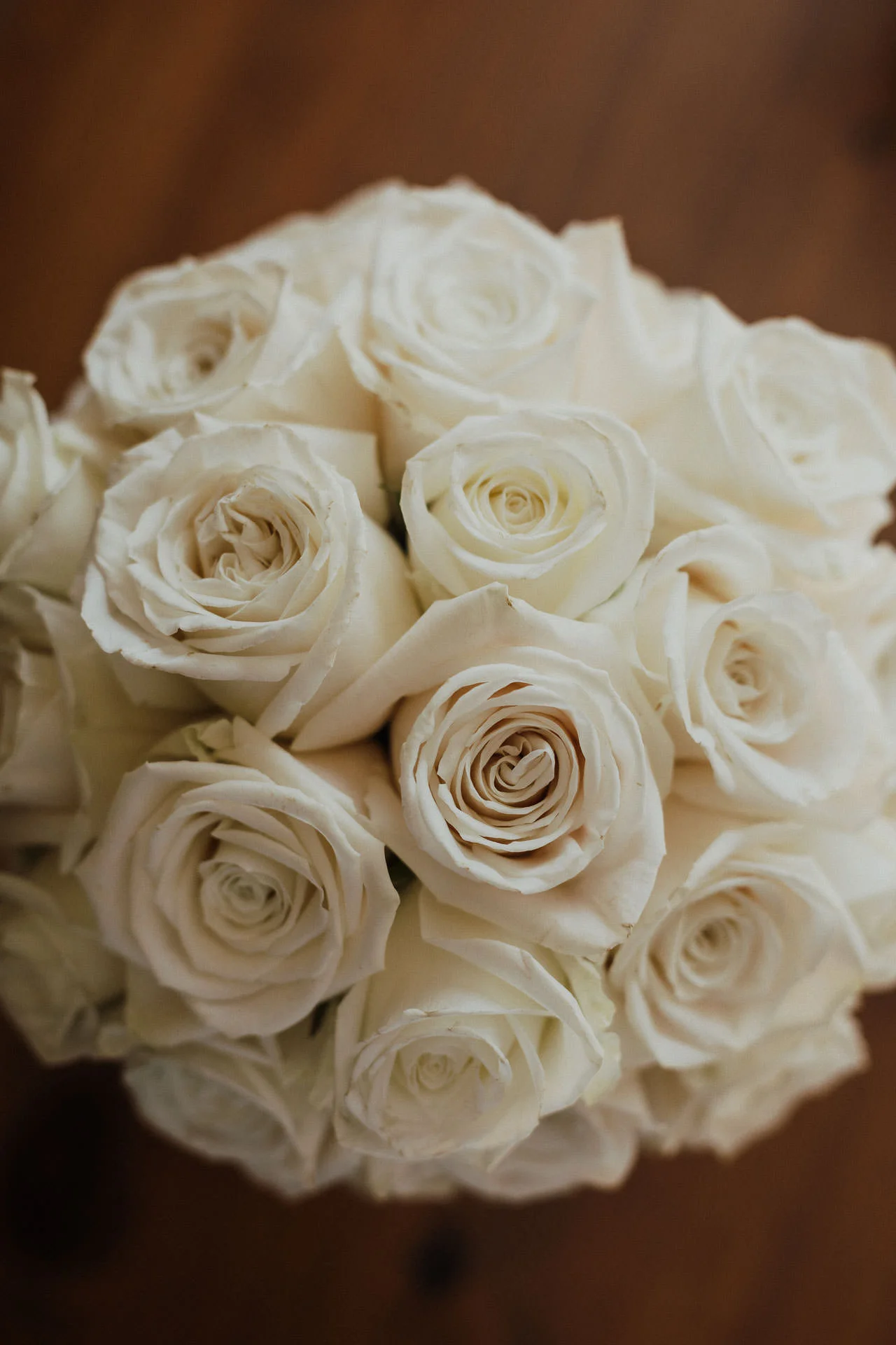 bukiet ślubny białe róże