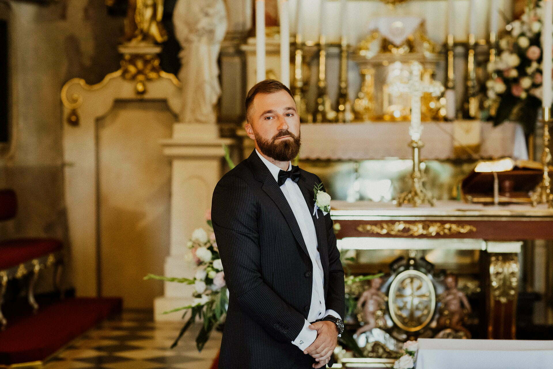 pan młody czeka w kosciele