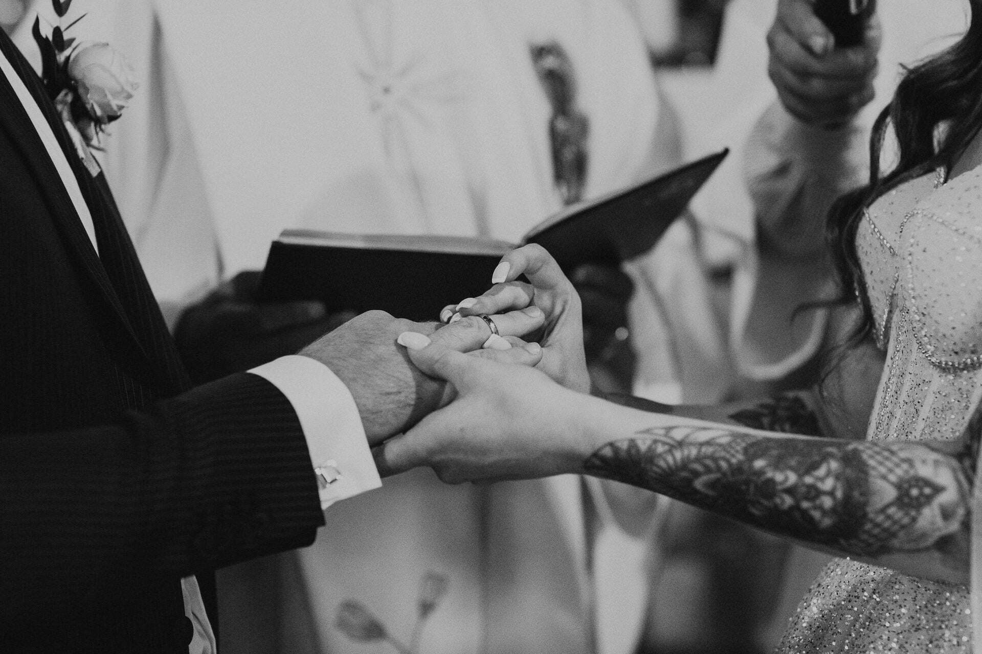 zakładanie obrączek ślubnych