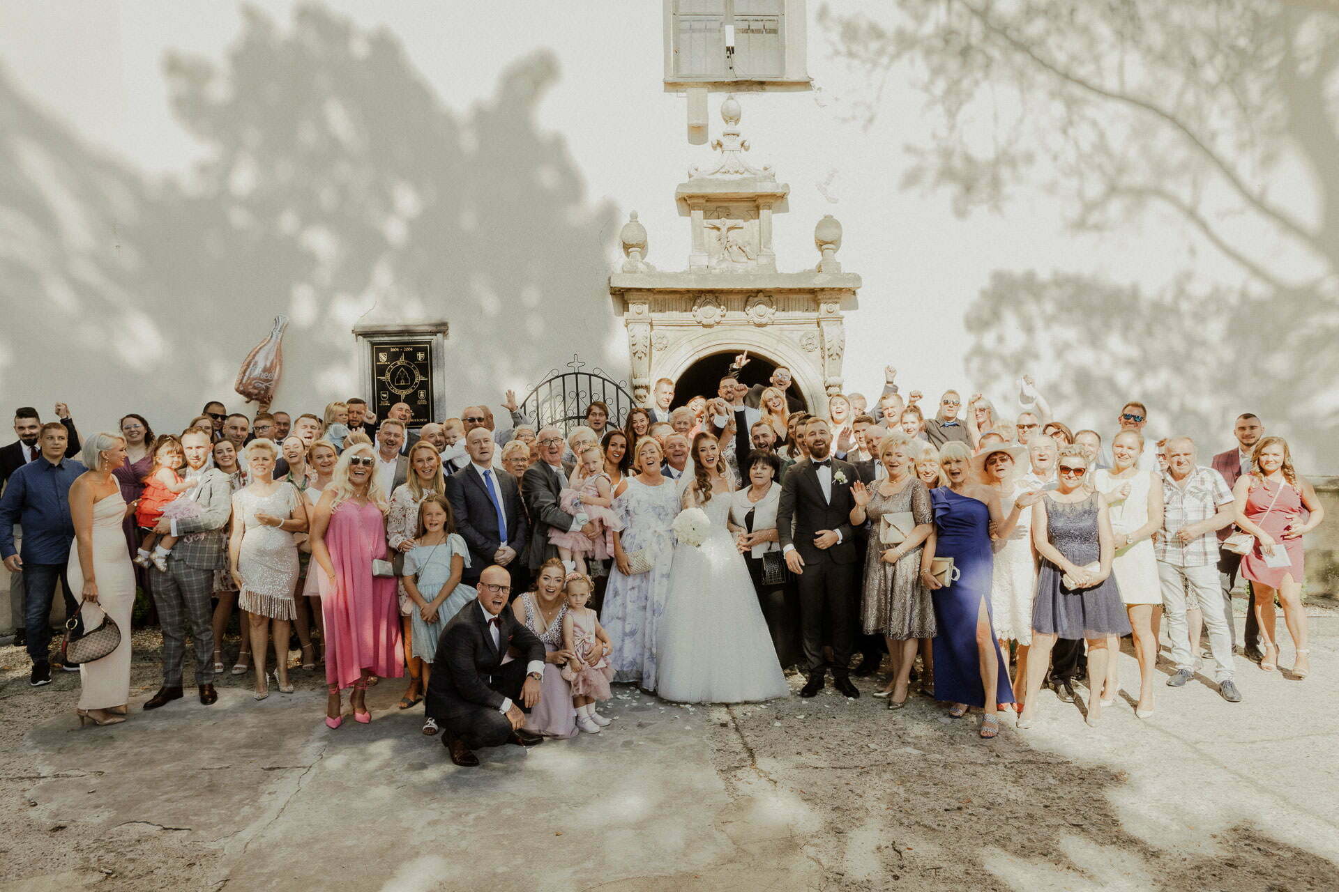 zdjęcie grupowe gości weselnych