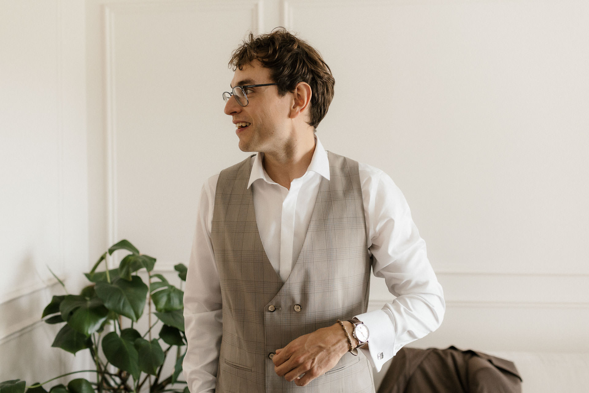 pan młody szykuje się do ślubu