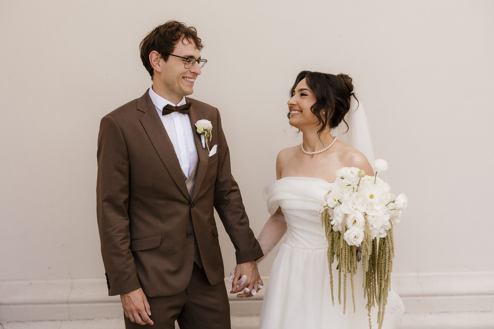 uśmiechnięta para młoda -Sanktuarium Tuchów