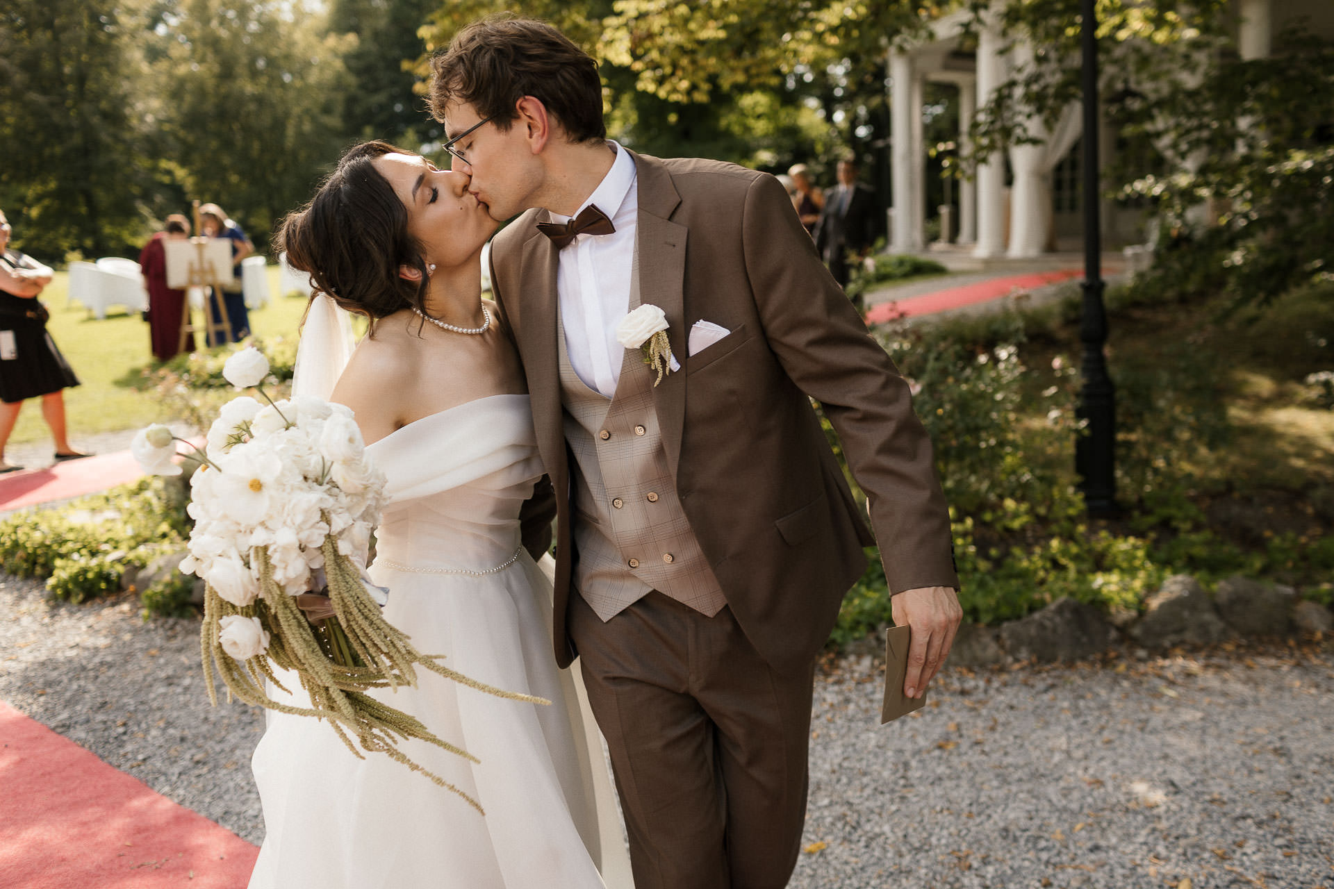 zdjęcia ślubne pod Tarnowem - Dwór Bistuszowa - całująca się Para Młoda