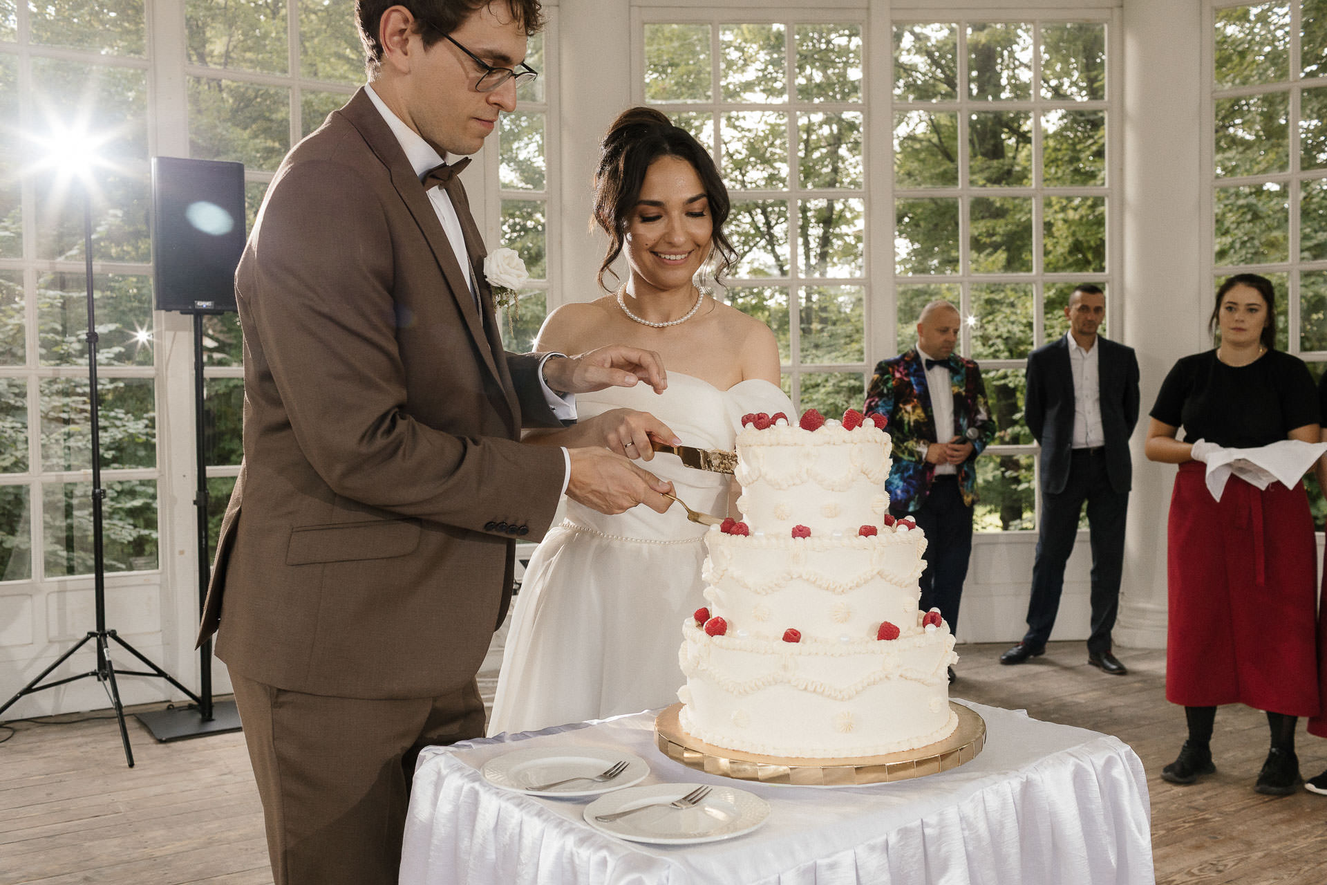 para młoda kroi tort weselny