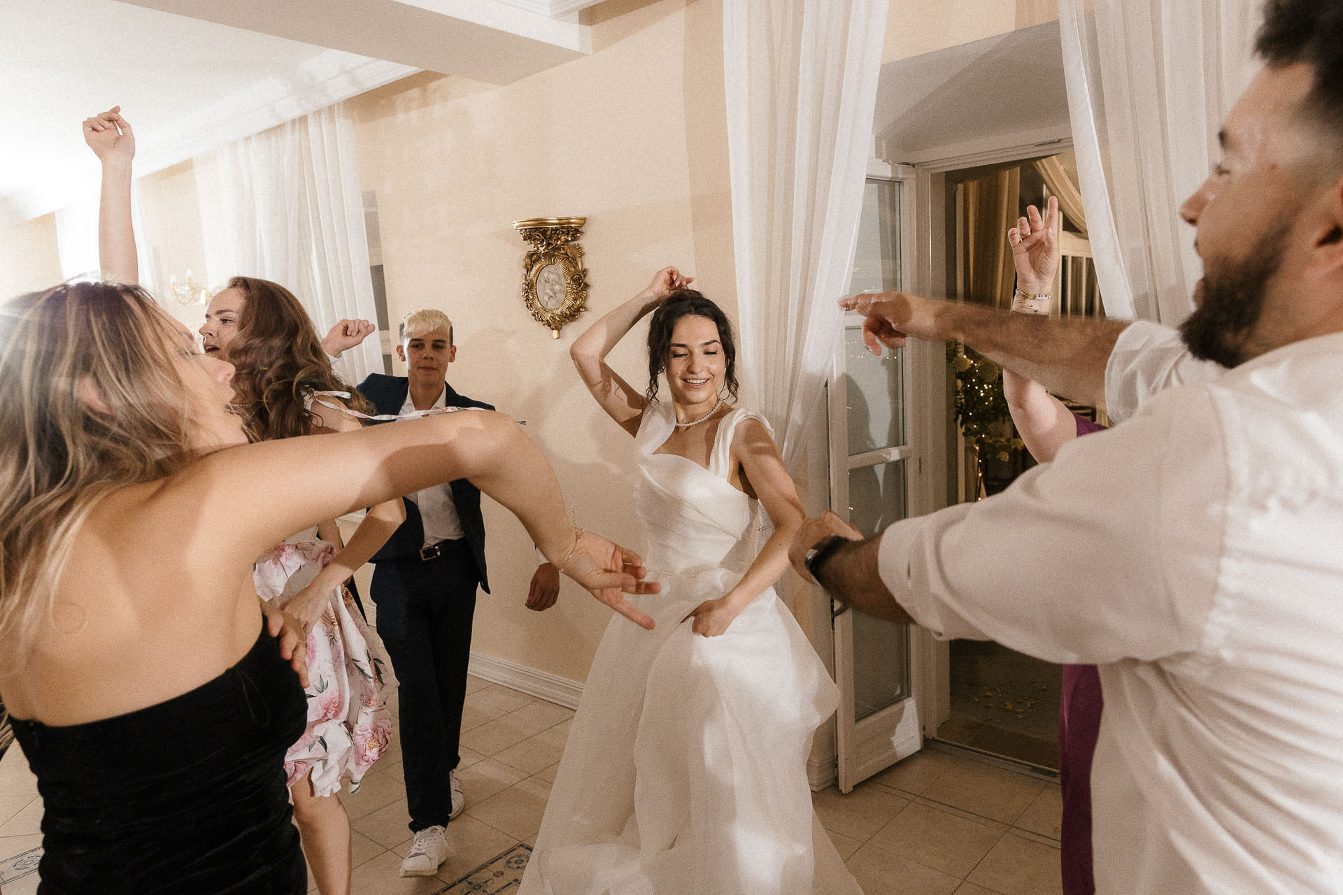 roztańczona panna młoda - zdjęcia ślubne pod Tarnowem - Dwór Bistuszowa