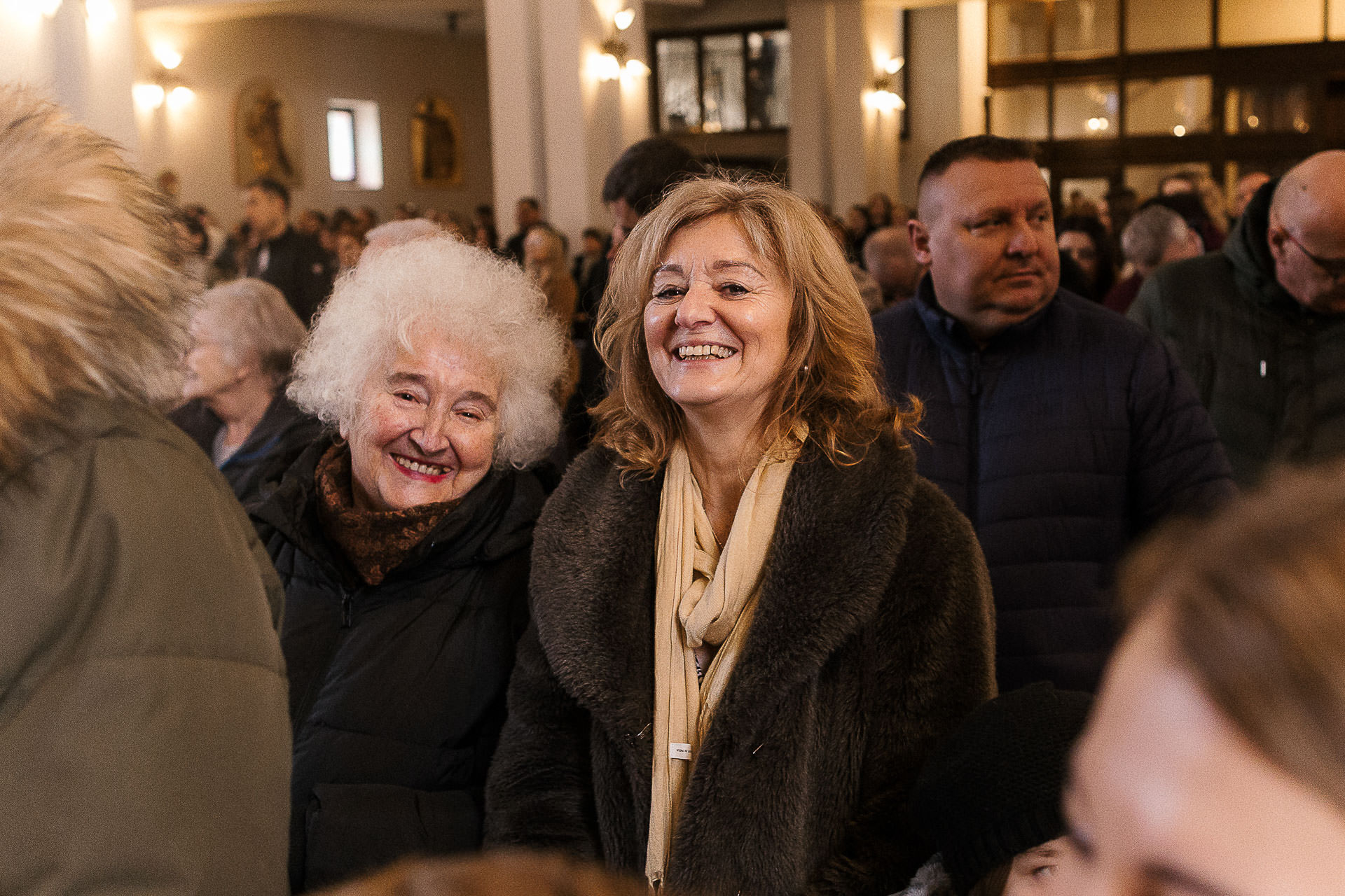 szczęśliwa babcia i prababcia podczas chrztu w Wieliczce