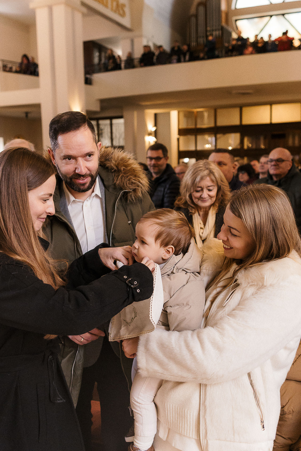 matka chrzestna zakłada białą szatkę