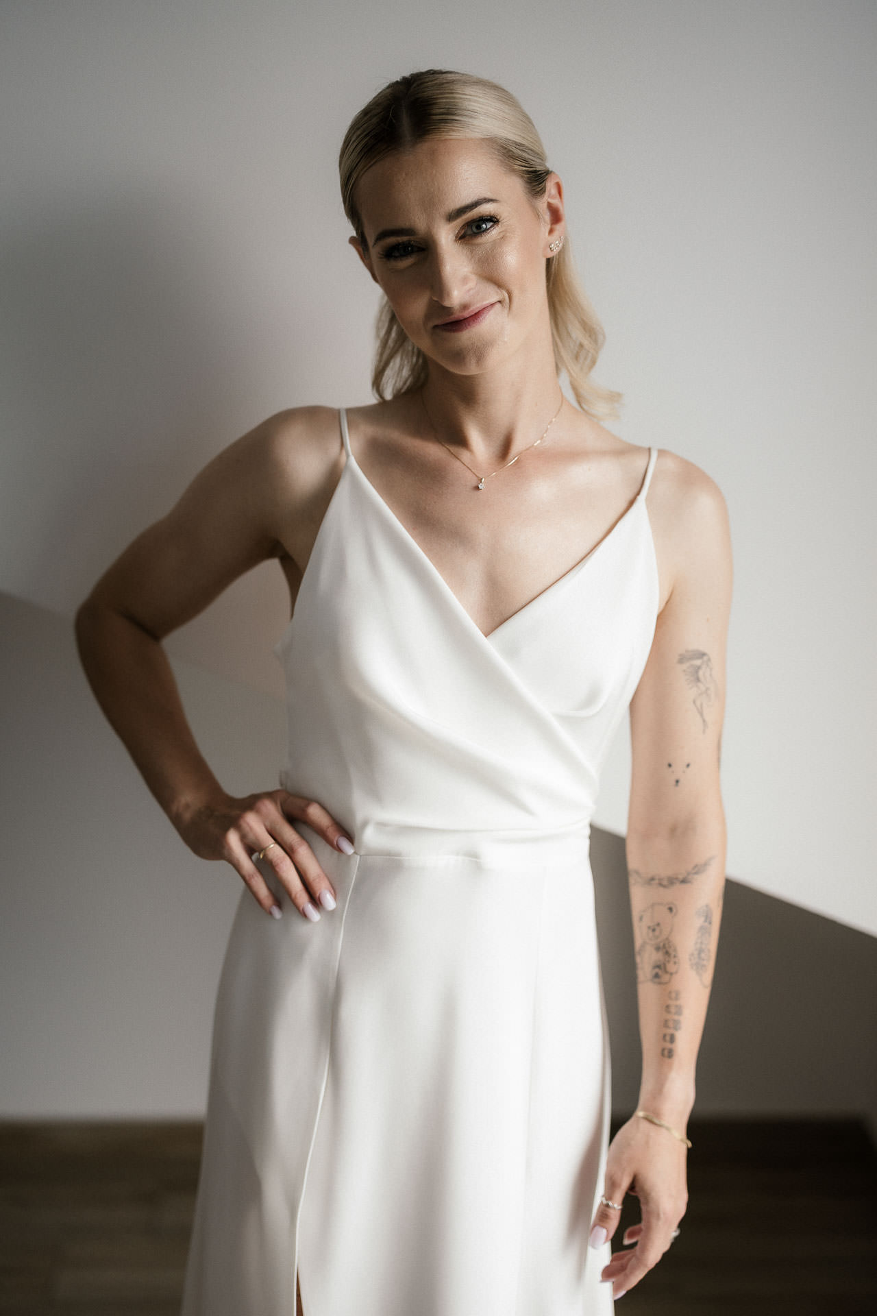 portret panny młodej - suknia ślubna Agata Wojtkiewicz nad Jeziorem Zegrzyńskim